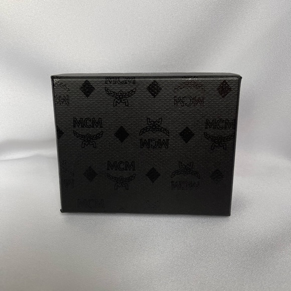 MCM Neon Yellow and White Card Case BNWT - Picture 5 of 9